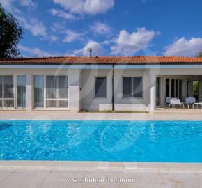 Maßgeschneiderte 250qm Villa mit Pool und Ausblick aufs Meer