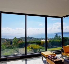 Neu gebautes Luxus Familienhaus