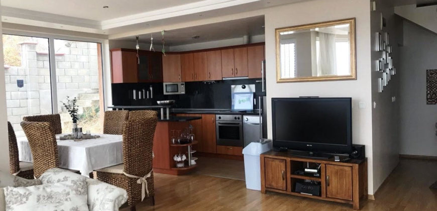 Zweistöckiges möbliertes Haus mit Meerblick in der Nähe von Albena Resort