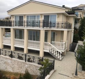 Elite House befindet sich in einer einzigartigen Lage an der ersten Küstenlinie