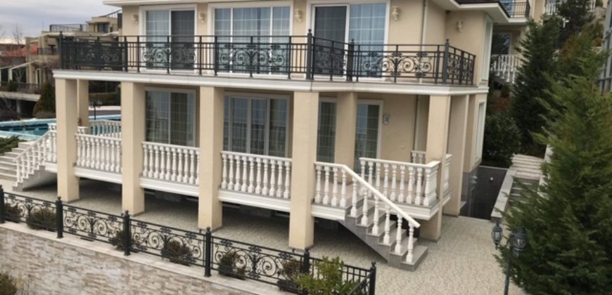 Elite House befindet sich in einer einzigartigen Lage an der ersten Küstenlinie