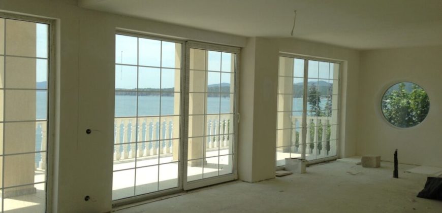 Elite House befindet sich in einer einzigartigen Lage an der ersten Küstenlinie